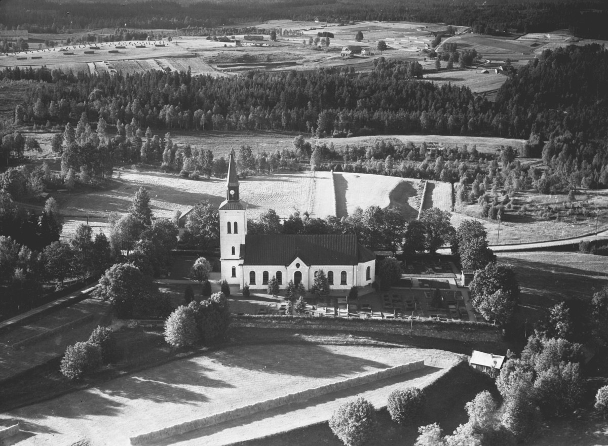 Flygfoto över Båraryds kyrka i Gislaveds kommun. Nr. H. 1989.