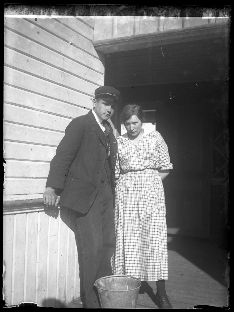 Einar Olsson, i mörk kostym och keps, och Annie Hultén, i rutig klänning.