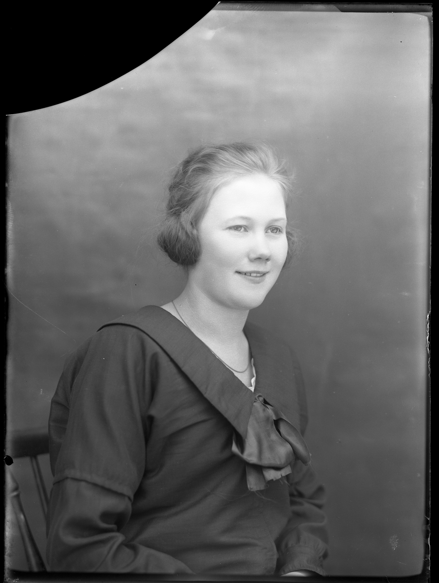 Porträtt av Lilly Johansson klädd i svart.