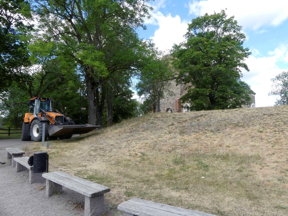 Arkeologisk schaktningsövervakning, grop 12 grävdes i den södra kanten av Nordhögen, Gamla Uppsala, Uppsala socken, Uppland 2018