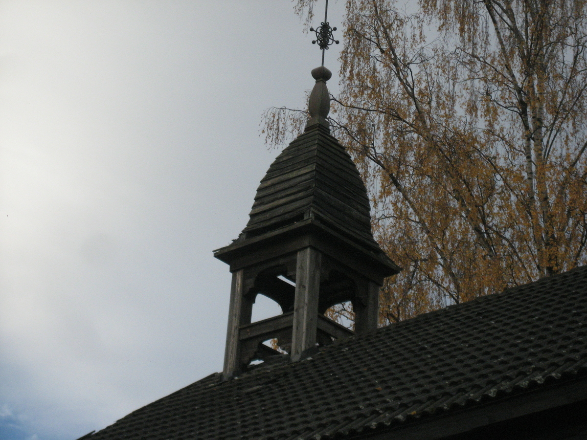 På Atlungstad står det et høyt og staselig klokketårn på stabburet. Det er svartmalt og har et høyreist buet telttak med et spir avsluttende med en hane. Klokketårnet har enkel dekorasjon i sveitserstil. Det høyreiste taket er tekket med tre. 
Klokketårnet kan ses på gamle bilder over gården. Bildene er tilgjengelig på Digitalt museum.