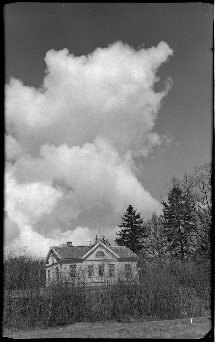 Villa Charlottenberg (Hedvigsberg) på Göteborgsvägen.
Bakom huset tornar ett högt och stort moln upp sig.
Huset har en frontespis med halvcirkelformat fönster.