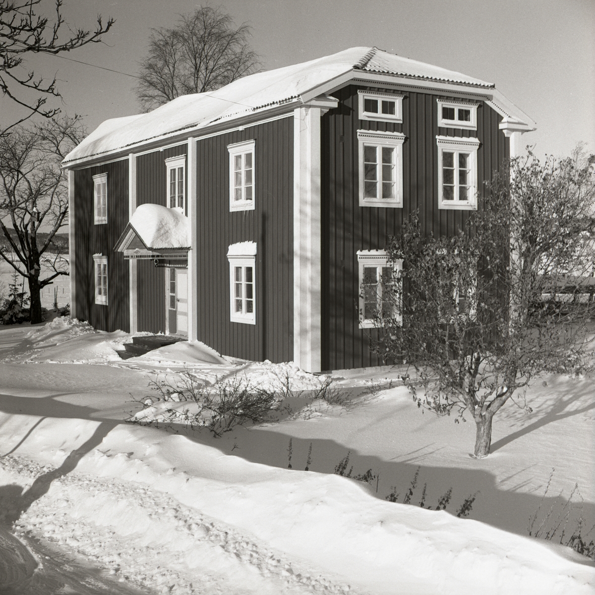 Bostadshuset vid gården Sunnanåker i vinterskrud, 1967-68.