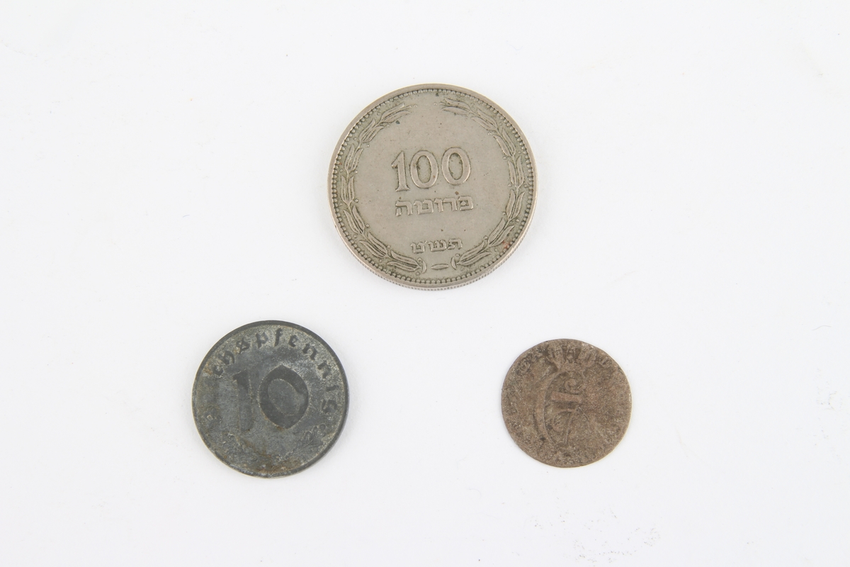 Myntsamling bestående av ca. 124 mynter. Eldre norske og utenlandske mynter fra blant annet Japan, Israel, Brasil og Tyskland. Den eldste er fra 1788 og den yngste fra 1976. En av myntene er en 10-Reichspfennig fra 1940.
