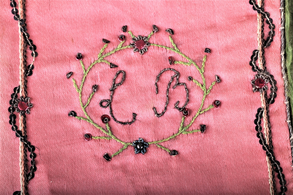 Veske til å oppbevare lommetørkler (også omtalt som mappe). Rosa silke brodert med farget tråd, perler og paljetter. a) veske, b) lommetørkle med rosa broderte blomster, c) lommetørkle med hvite broderte blomster.