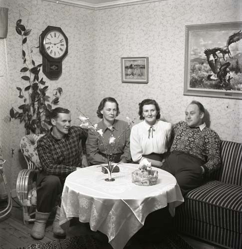 Hilding och hans fru sitter med ett par i en soffa vid ett bord. På bordet står påskris, 1951.
