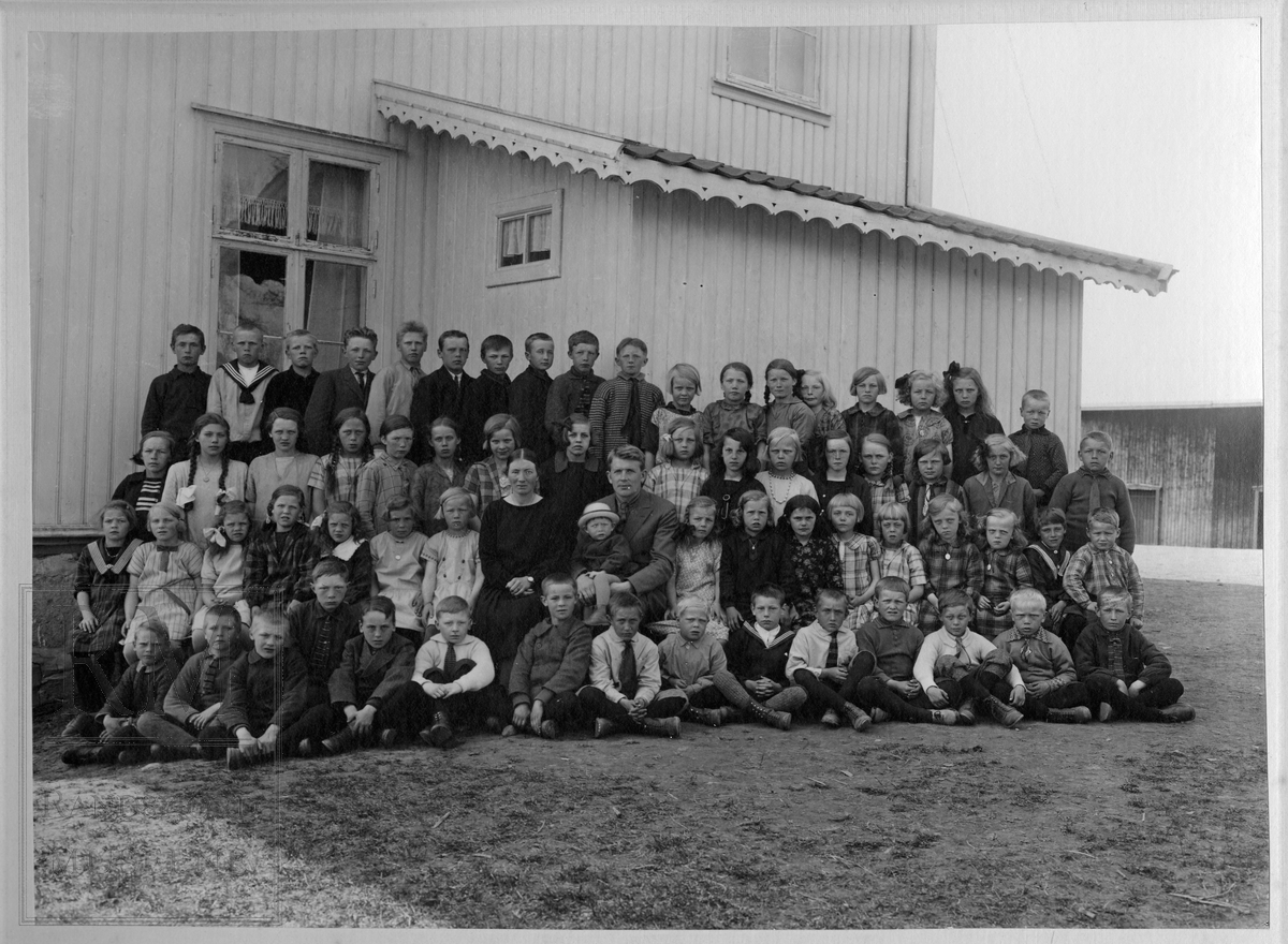 Elever og lærere samlet utenfor Leikvoll skole. Skolebilde