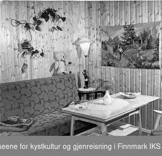 Interiør hybel i 2. etg. på sykestua, 1956. Sofa, veggbilde i velour.