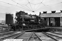 Damplokomotiv type 30a nr. 258 på svingskiven ved lokomotivs
