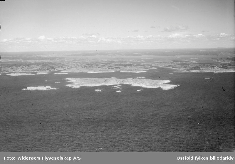 Oversiktsbilde fra Akerøy, Hvaler, datert 24.juli 1948. Flyfoto/skråfoto.