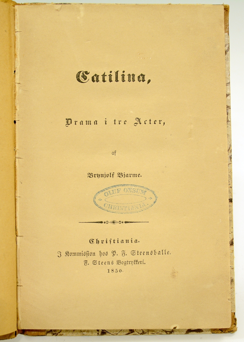 Bjarme, Brynjolf (Henrik Ibsen): Catilina. Marmorert kartonasjebind med skinnrygg og -hjørner.
Førsteutgave 1850.