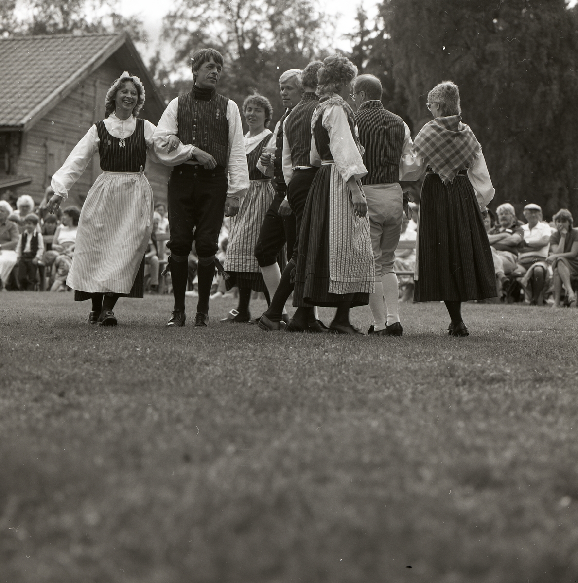 Några danspar upptäcker vid Rengsjöfesten den 17 juli 1983.