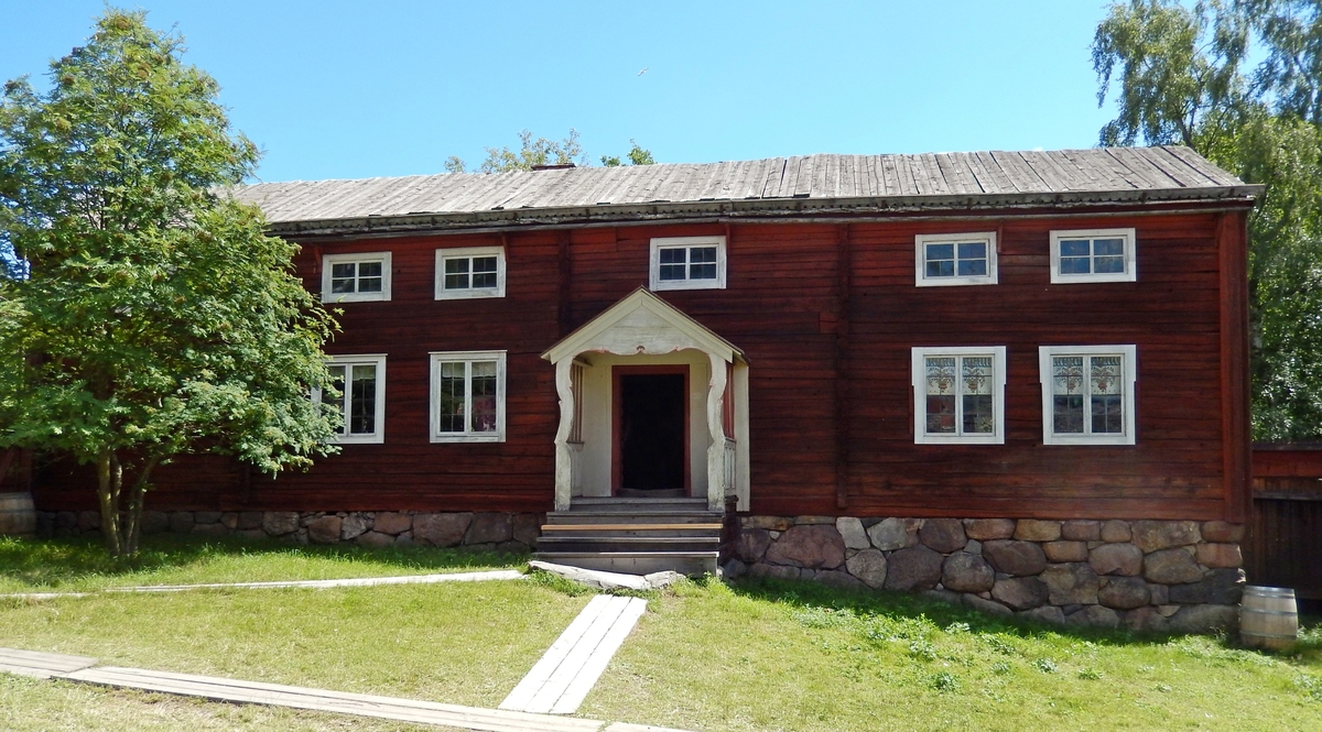Edsängsstugan på Skansen är en parstuga med framkammarstuga, timrad i två våningar. Fasaden är, utom på gårdssidan, klädd med kilsågad locklistpanel och målad med röd slamfärg. Taket är ett sadeltak, med tätskikt av näver samt takved.

 Edsängsstugan kommer från Edsängs by, Delsbo socken i Hälsingland. Den uppfördes på Skansen under åren 1939-1940.