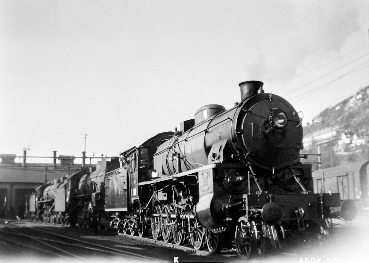 Damplokomotiv type 31b nr. 449 på svingskiven på Bergen stasjon. Bak et damplokomotiv av hhv. type 31b og 31a.