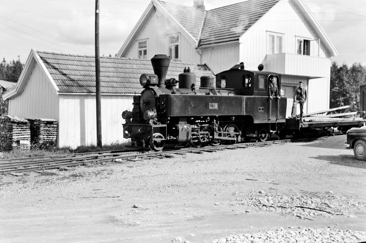 Damplokomotiv type XXIXb nr. 7 Prydz med oppsamlingstog etter Aurskog-Hølandbanens nedleggelse, her på Finstadbru stasjon.