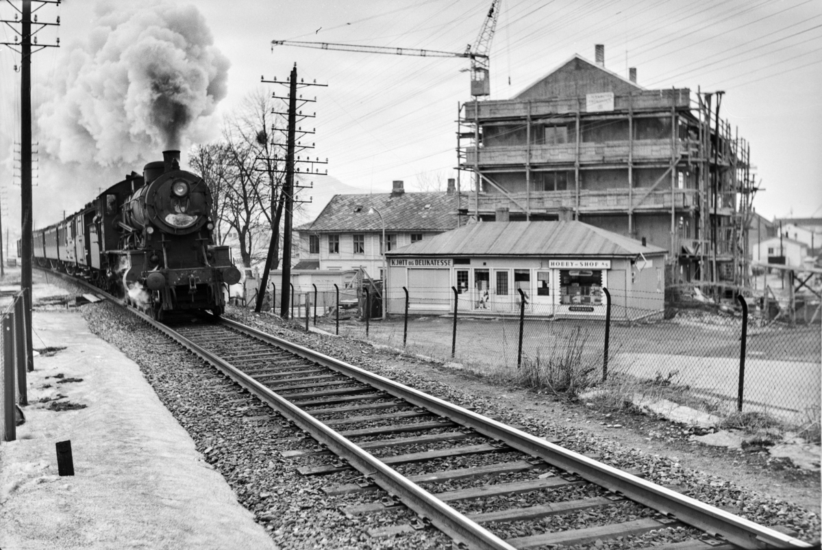 Tog 457 fra Trondheim til Grong ved Lademoen. Toget trekkes av damplokomotiv type 30b nr. 357.