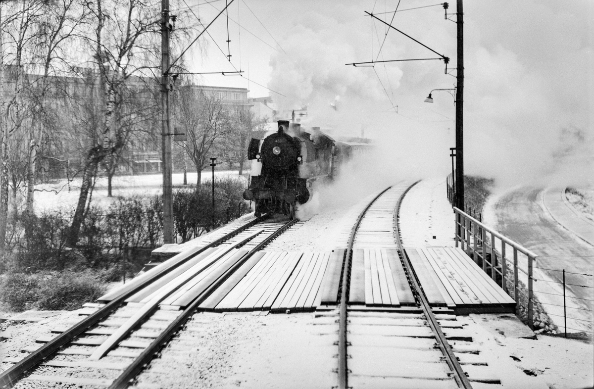 Ekstratog 7311 i forbindelse med hjemreisen fra påskeferie 2. påskedag, kjører ut fra Hamar restning Dovrebanen. Toget trekkes av damplokomotiv type 26c nr. 469.