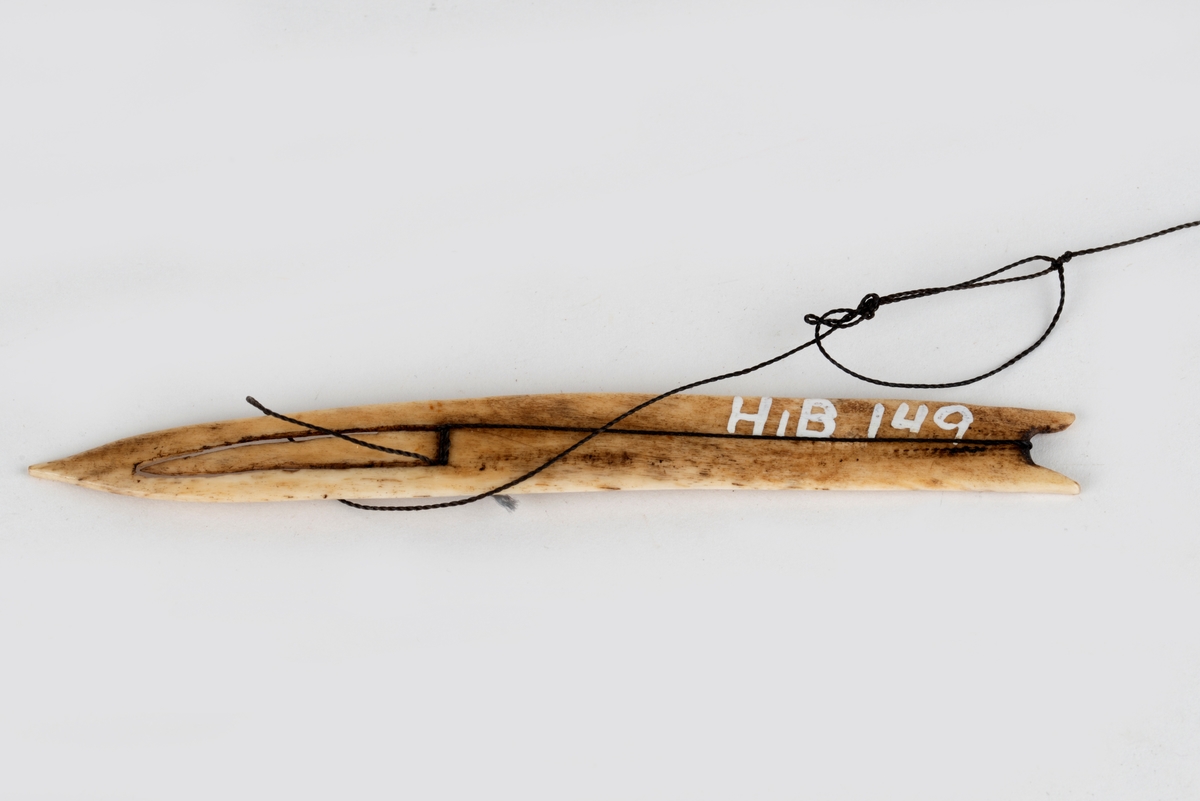 Form: Tradisjonell
Nål brukt til binding av garn.