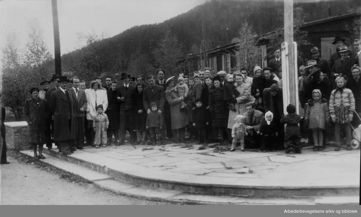 Bogstadleiren. Tysk brakkeleir. Familier flytter inn i leiren. Innbyggerne samlet til møte. Oktober 1947