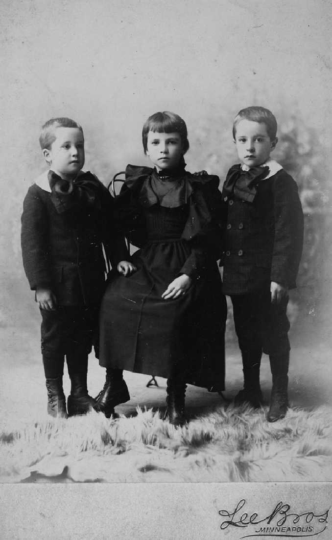 Leirfjord / USA, Minnesota, Minneapolis. Ukjente barn i fintøyet hos fotografen.