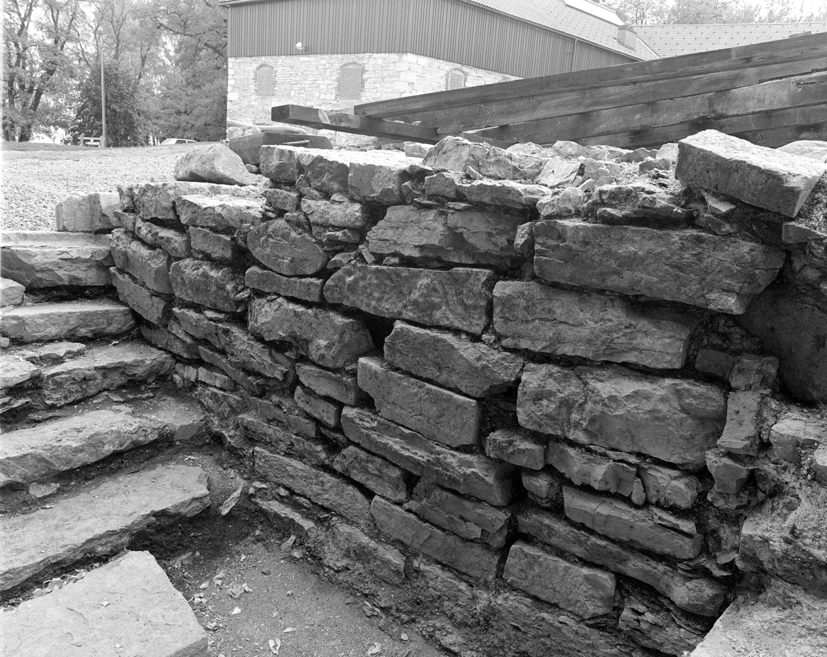 Arkeologiske undersøkelser i kjellerruin vest for drengestua 1986-1989. vestmur i trapperom.