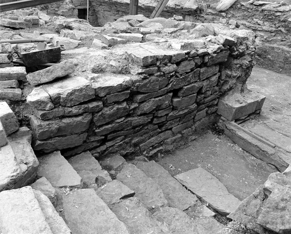 Arkeologiske undersøkelser i kjellerruin vest for drengestua 1986-1989. Trapp ned til den østre, nyere delen av kjelleranlegget og sydmur i trapperom.