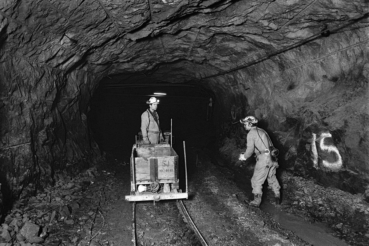 Gruvbyggare monterar ner vattenledningar inför nedläggningen, gruvan under jord, Dannemora Gruvor AB, Dannemora, Uppland 1991 - 1992