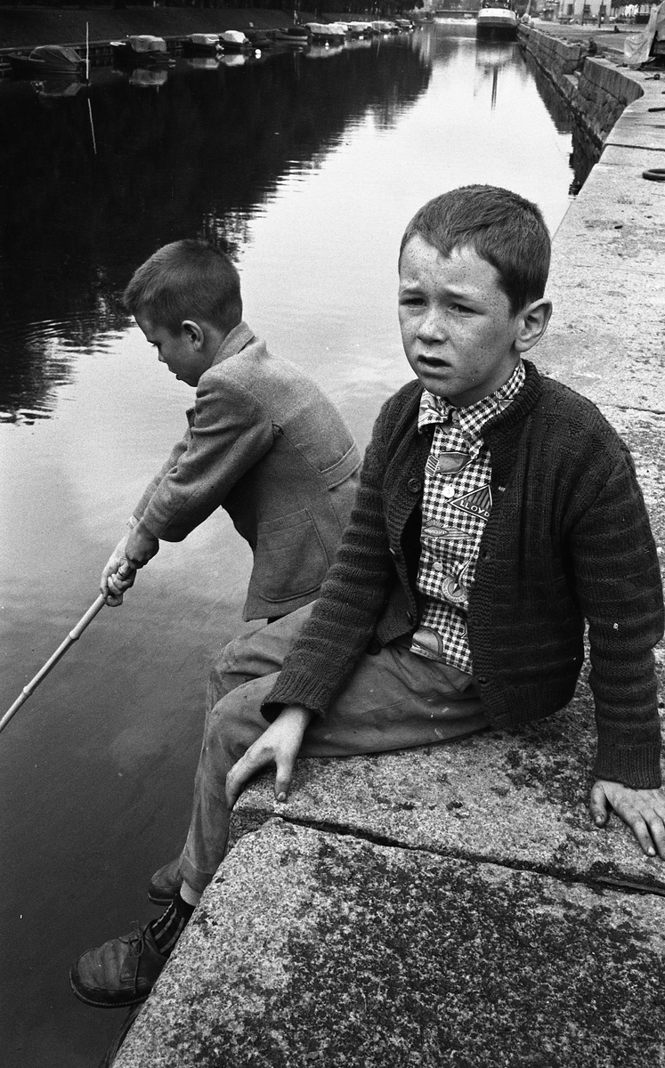 Pojkar fiskar vid hamnen, Uppsala 1962
