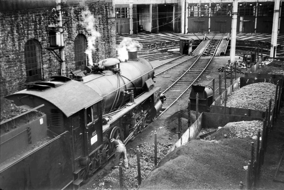 Damplokomotiv type 31b nr. 400 ved lokomotivstallen på Voss stasjon.