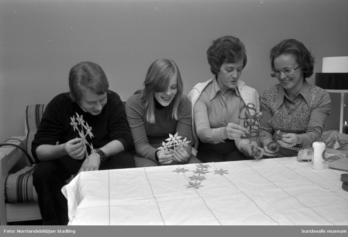 Fyra elever vid vårdyrkesskolan hantverkar och spelar pingis på fritiden.