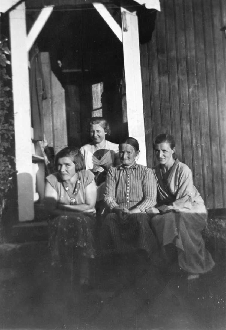 Leirfjord, Leira, Langfors. Jørgine Langfors med døtrene f.v.: Hilda g. Kristiansen, Ellen og Anne.