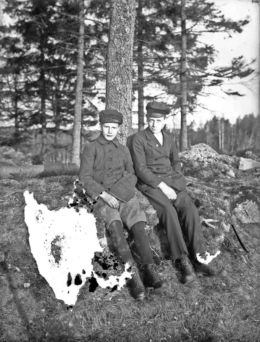 Två av fotografen Fritz Åséns bröder, till höger Karl Åsén (också han fotograf). Fadern var anställd som lantarbetare/statare på Österbodarne.