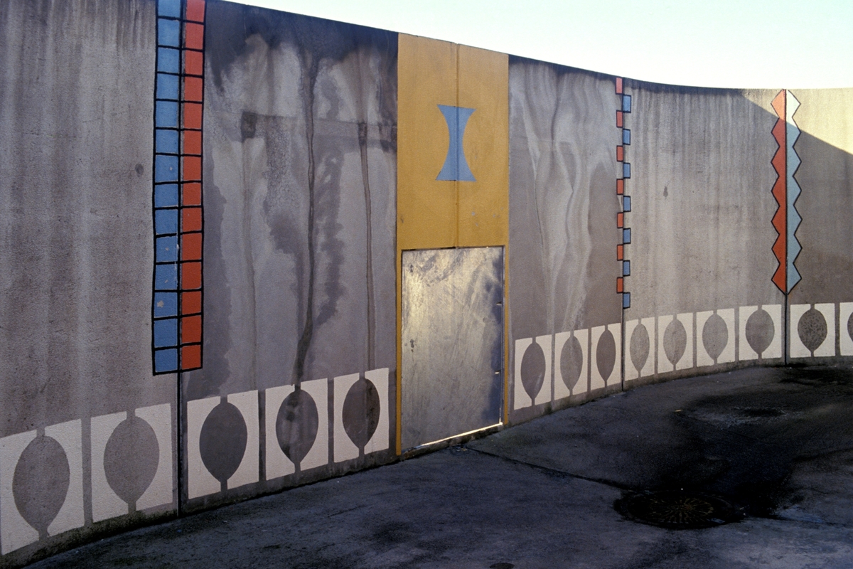Arbeidet er en del av en utsmykking som omfatter fem verk; tre innendørs og to utendørs i luftegårdene. Maleriet er utført rett på betongveggen.