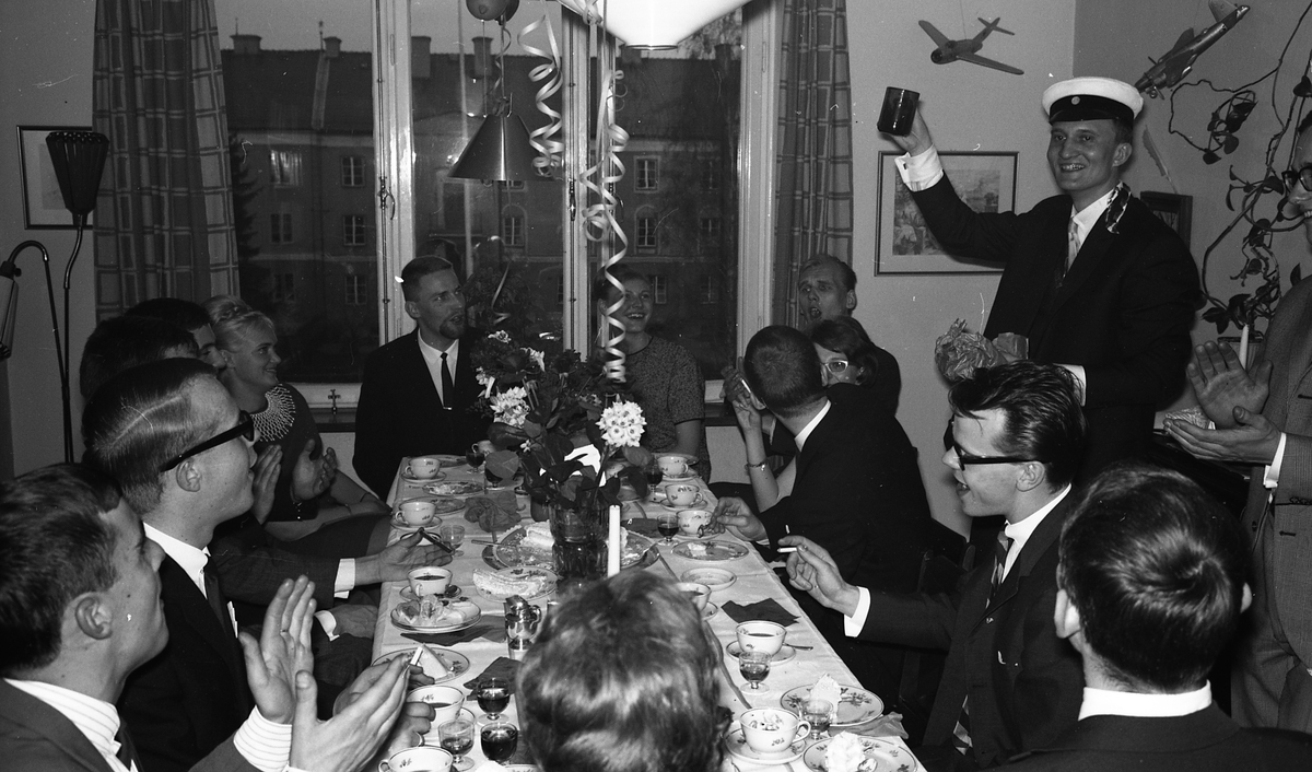 Studentfirande hemma hos familjen Köhler på Ringgatan, studenten Bo höjer sitt glas, Uppsala 1962
