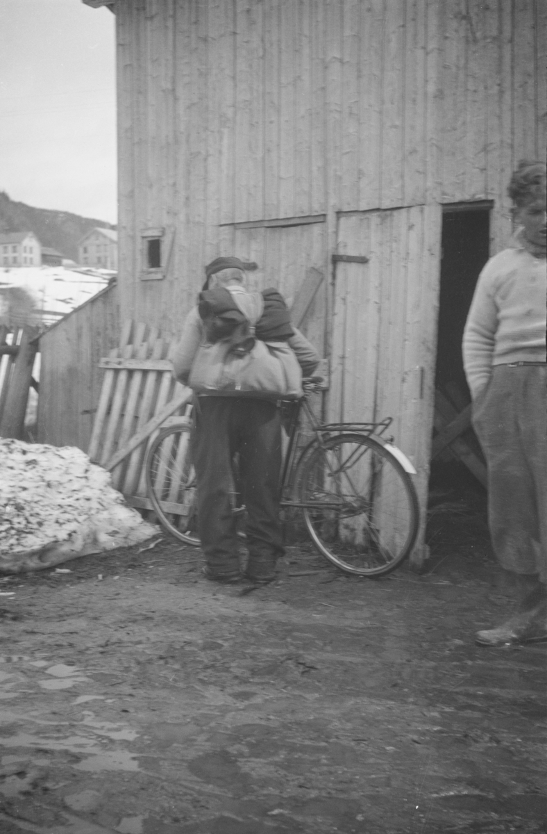 Mann og sykkel på Aspevang, Vestre Gausdal