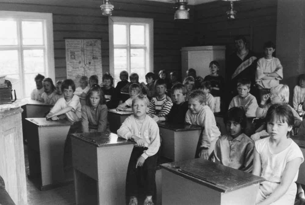 Leirfjord, Leland. Skoleklasse på besøk på gammelskolen (museum). Omviser var Kåre Olav Breivik, bakerst i bilde. Elevenes navn er ukjent.
Bildet er brukt i Leirfjordkalenderen - innsiden.