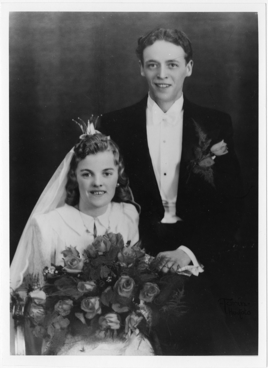 Bröllopsbild på Åke Lindqvist och Anna Viola Sand vid deras vigsel 6 april 1940.
På 1960-talet lät paret en bekant handkolorera bröllopsfotot.
