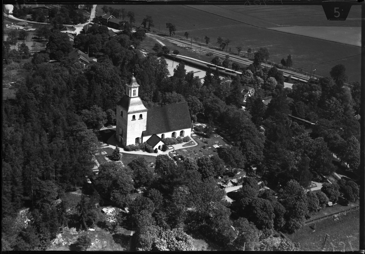 Flygfoto över Kumla kyrka, Kumla kyrkby.