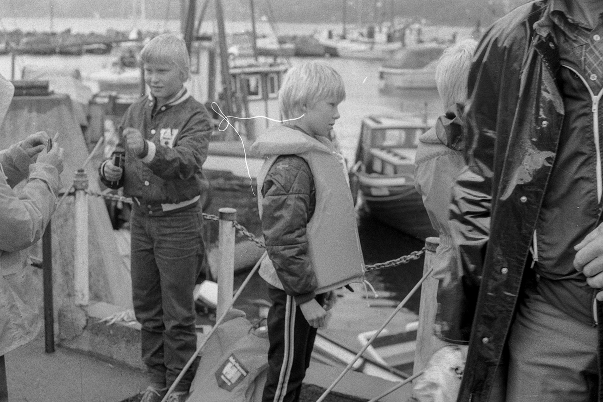 Fiskekonkurranse på Drøbak brygge i båthavna. 3 gutter med fiskestenger.