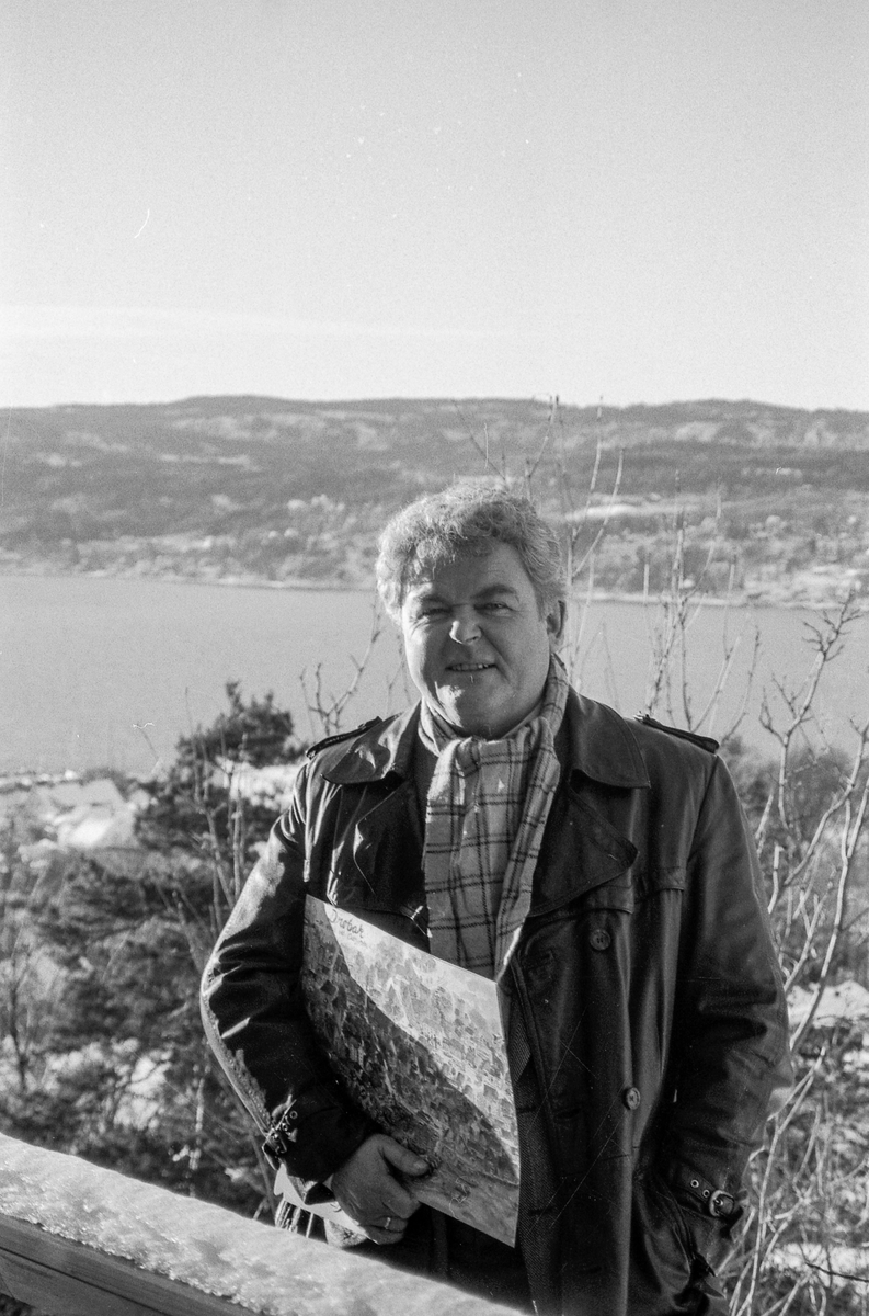 Kultursjef Olav Sandsmark i Frogn står på en kolle over Drøbak med plantegning/reguleringsplan under armen.
Frogn; mann; Plantegning; vinter
Drøbak frogn