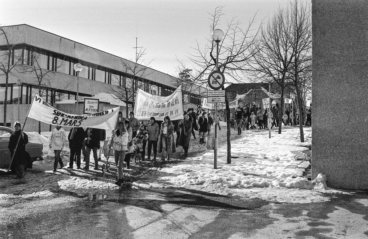 8. mars i Follo, demonstrasjonstog i Ås med bannere og slagord. Møter og taler.
Fotograf: ØB Grønlund