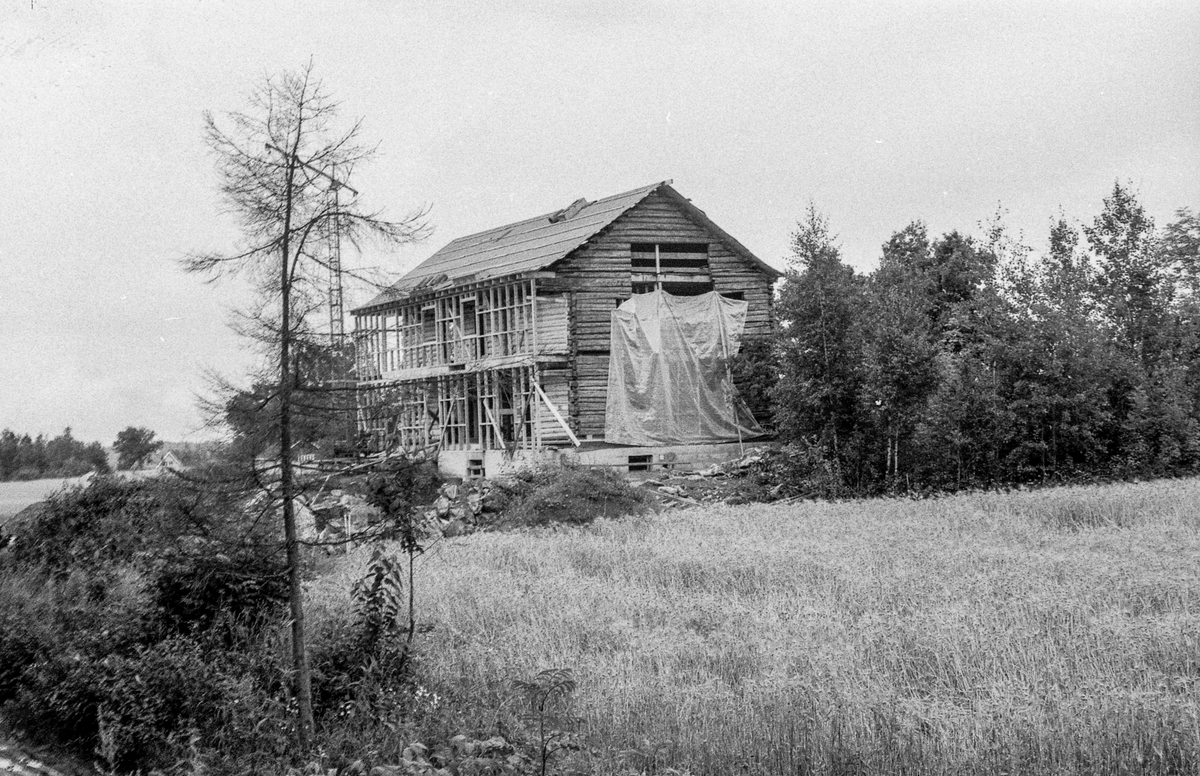 Heer gård, tømmerbygning, gjenreises ved Heer-dammen, nord for stedet den var.
Fotograf: ØB Gjærum