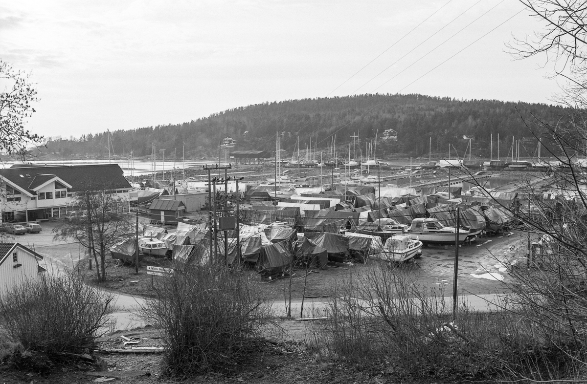 Son skal bygges ut med 3400 kvm. fordelt på fire bygg.. Motiver fra båthavna i Son, Hølenselva, båtopplag og brygger.