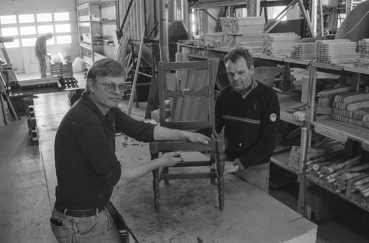 Enebakk Møbelsnekkeri A/S i Kirkebygda i Ytre Enebakk, leverer patinerte furumøbler i lokal gammel design. fra venstre: Tore Nilsen og daglig leder Arild Buer.