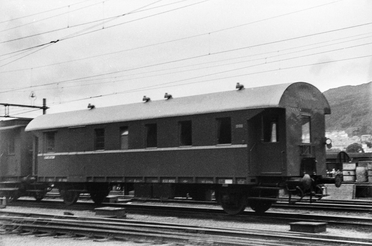 Person-, reisegods- og konduktørvogn litra  BF3 nr. 19918. Vognen ble primært benyttet i godstog.