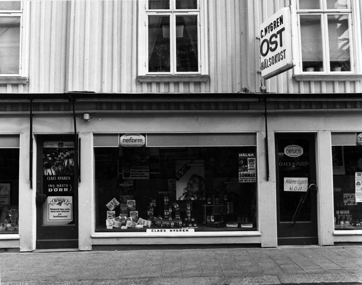Gatuvy av Claes Nygrens Speceriaffär. Ovanför huvudingången en skylt med texten "C. Nygren Ost Hälsokost". Affären upphörde i september 1982.
Kvarteret Pärlan 9.