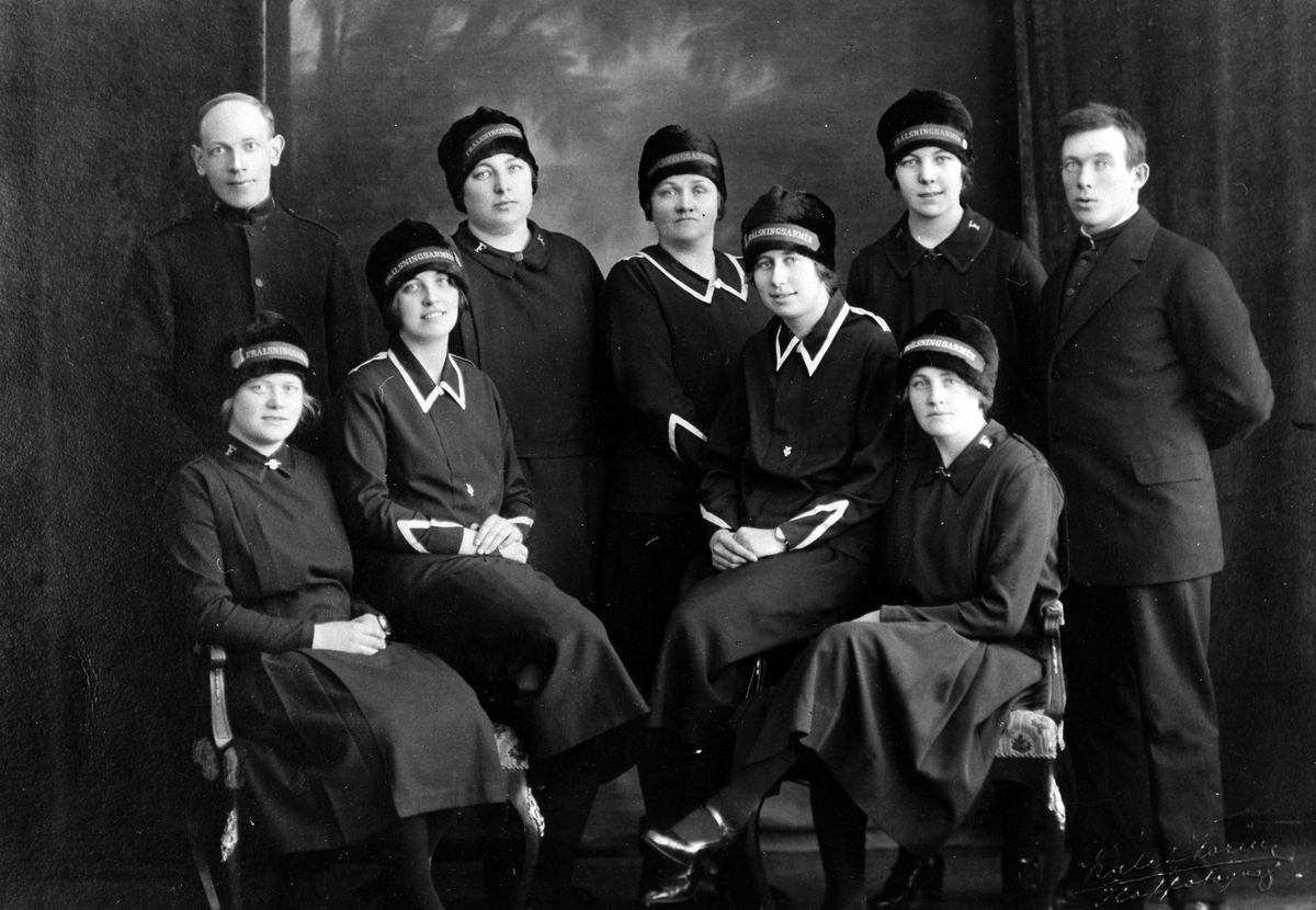 Gruppbild med 7 kvinnor och 2 män, i uniform, från Frälsningsarméns Samaritgrupp.
