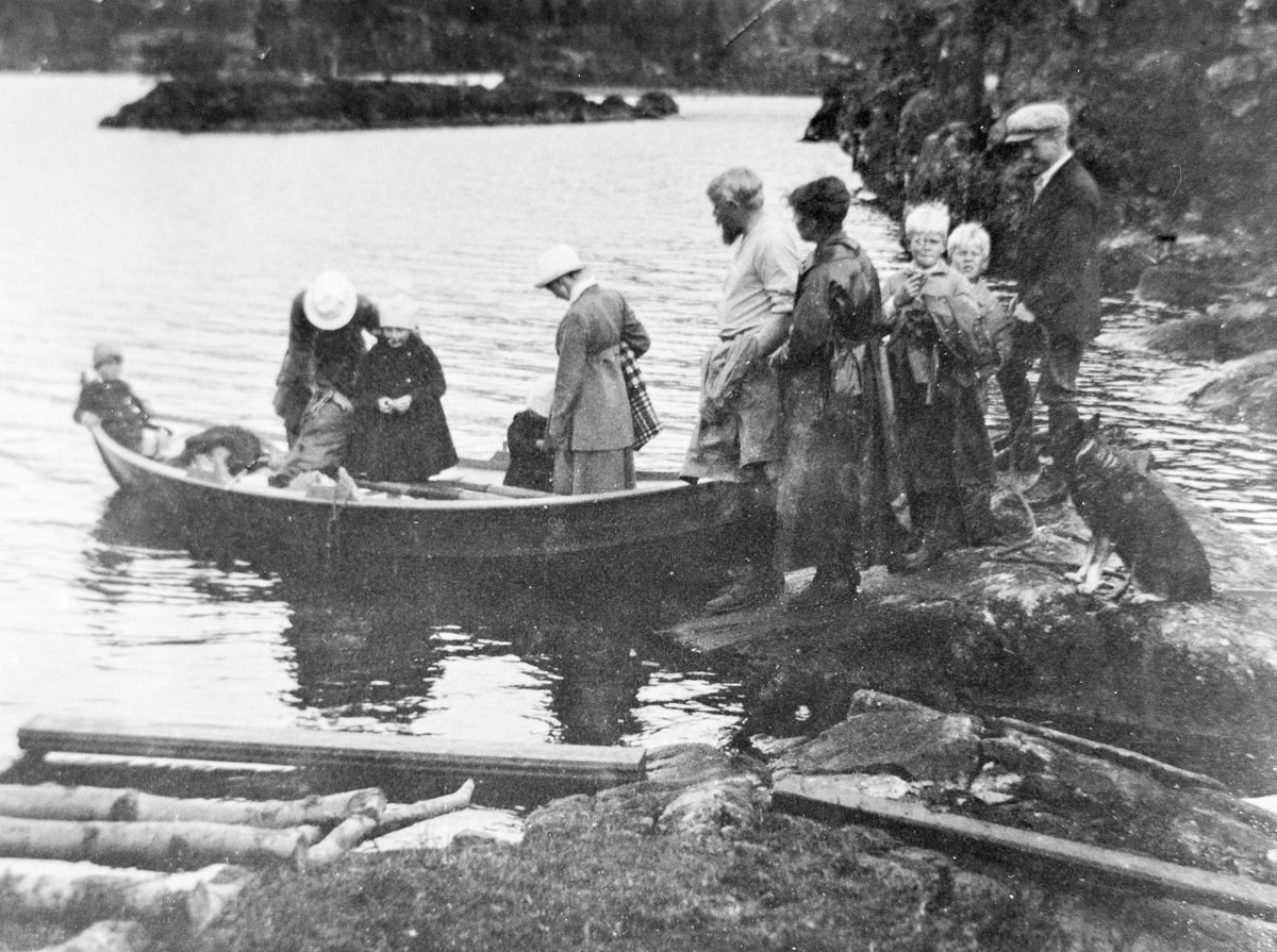 Familien Rosengren på tur i robåt på Løyningsvatnet