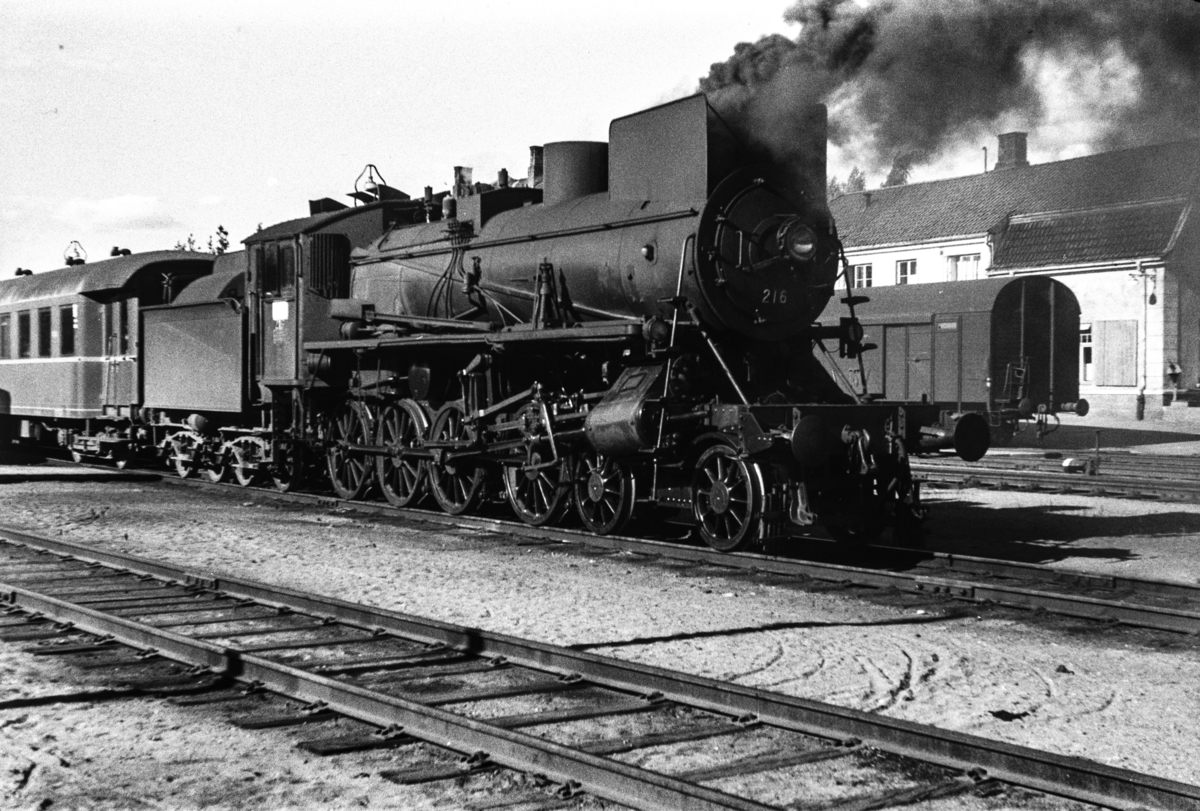 Damplokomotiv type 26a nr. 216 med dagtoget fra Trondheim til Oslo Ø over Røros, tog 302, på Elverum stasjon.
