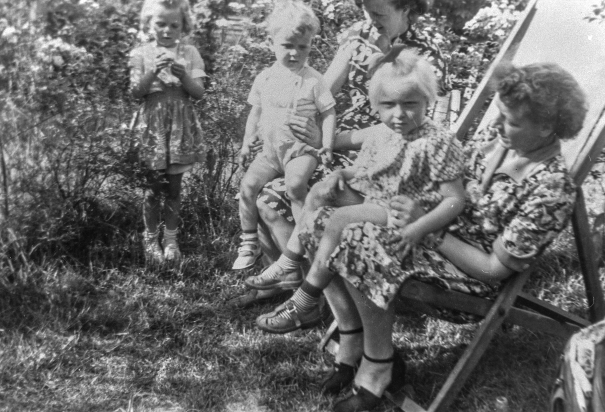 Familien Ludvigsen og Nilsen i hagen i Folgefonngata
